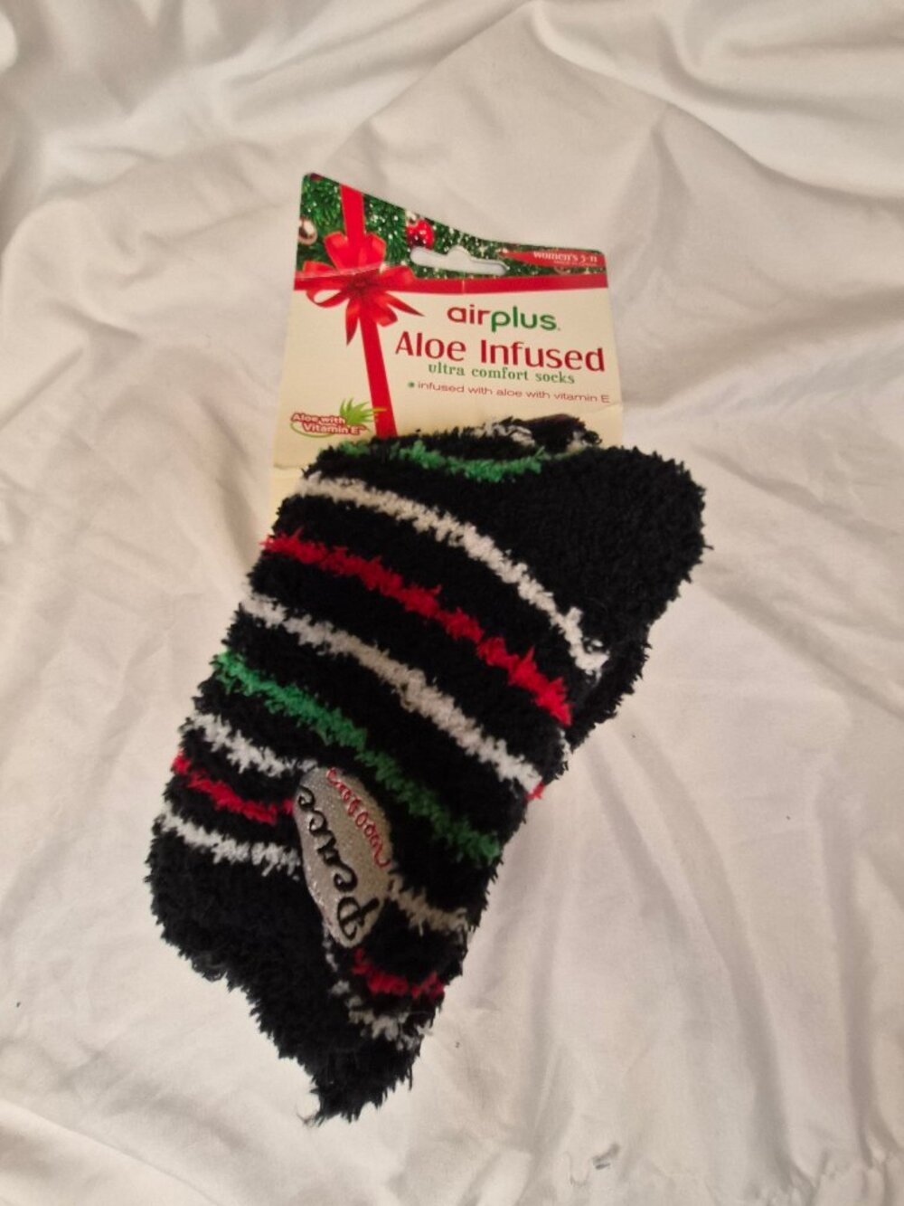 NWT Airplus Aloe Infused Fuzzy Christmas Socks Holiday Peace Soft Plush Womens